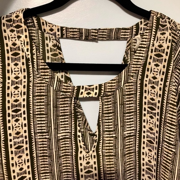 Cato size 26/28W top polyester keyhole cutout plus size - Picture 2 of 11